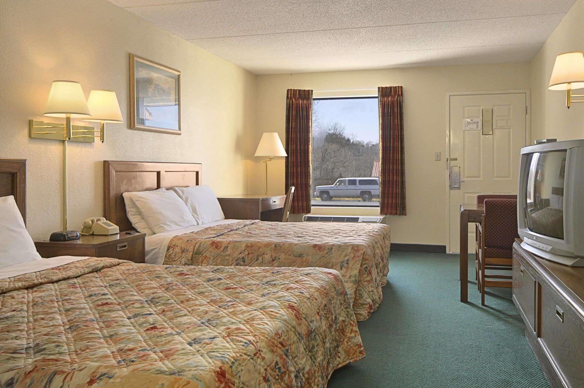 Days Inn By Wyndham Apple Valley Pigeon Forge/Севьервилл Экстерьер фото